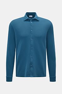Front view of 04651/ A trip in a bag Piqué shirt slim collar teal in pure cotton piqué, garment-dyed with regular fit, narrow collar, French button placket, barrel cuffs, straight hem, short hem vents, and small woven label. Casual everyday basic perfect 