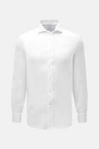 Brunello Cucinelli Leinenhemd Haifisch-Kragen weiß shown frontally, featuring pure linen, regular fit, shark collar, pearl buttons, classic cuffs, and rounded hem. Feinste Leinenqualität: Das sommerlich-leichte Hemd mit Haifischkragen aus dem Hause BRU