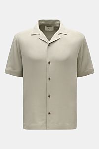 Ché Kurzarmhemd 'Valbonne' Kubanischer Kragen salbei, oversized, vorn mit Knopfleiste, kurze Ärmel, weiche Viskose, frontale Produktaufnahme.