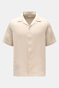 04651/ A trip in a bag Leinen-Kurzarmhemd Kubanischer Kragen beige, frontal fotografiert, reines Leinen, luftige Struktur, Regular Fit, französische Knopfleiste, kleine Münztasche.