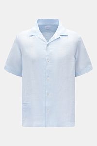 Frontale Nahaufnahme des pastellblauen 04651/ A trip in a bag Leinen-Kurzarmhemd Kubanischer Kragen aus reinem Leinen mit französischer Knopfleiste, kleiner Münztasche und geradem Saum, luftig und leicht.