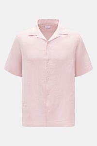 Frontansicht des roséfarbenen 04651/ A trip in a bag Leinen-Kurzarmhemd Kubanischer Kragen rosé aus reinem Leinen mit französischer Knopfleiste und kleiner Münztasche.