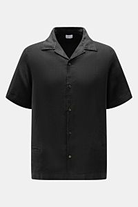 Schwarzes 04651/ A trip in a bag Leinen-Kurzarmhemd mit kubanischem Kragen, französischer Knopfleiste, kleiner Münztasche, frontal fotografiert.