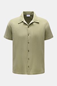04651/ A trip in a bag Frottee-Kurzarmhemd 'Terry Cuba' salbei, Frontansicht, Regular Fit, kubanischer Kragen, Baumwoll-Frottee, Knopfleiste, kurze Saumschlitze.