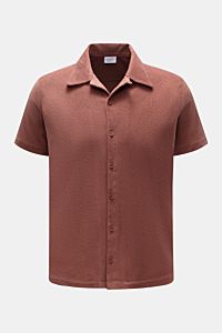 04651/ A trip in a bag Frottee-Kurzarmhemd 'Terry Cuba' rostbraun, frontal fotografiert, aus weichem Baumwoll-Frottee mit kubanischem Kragen.