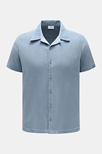 04651/ A trip in a bag Frottee-Kurzarmhemd 'Terry Cuba' rauchblau, Frontansicht, Baumwoll-Frottee, Regular Fit, kubanischer Kragen, Knopfleiste.