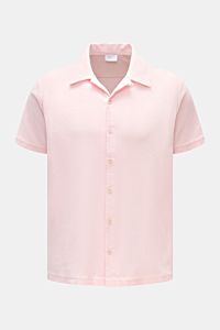 Front view of the 04651/ A trip in a bag Frottee-Kurzarmhemd 'Terry Cuba' rosé, a soft pink short-sleeve shirt made of pure cotton terry with a variable Cuban collar, French button placket, small side seam label, regular fit, and short hem slits. Urlaubsg