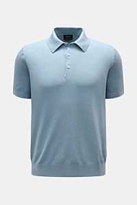 Frontale Ansicht des Brioni Kurzarm-Strickpolo rauchblau aus luftigem, leicht giffigem Baumwoll-Strick mit Slim Fit, Polokragen und Drei-Knopf-Leiste.