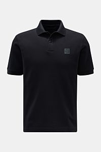 Stone Island Poloshirt 'Ghost Piece' navy, frontal fotografiert, Slim Fit, reine Baumwolle Piqué, Polokragen, Zwei-Knopf-Leiste, tonales Weblabel, seitliche Saumschlitze, hinten verlängert.