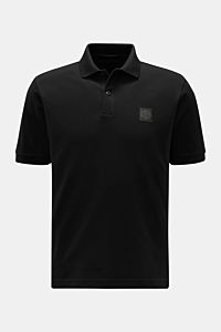 Stone Island Poloshirt 'Ghost Piece' schwarz, Slim Fit aus reiner Baumwoll-Piqué, frontale Ansicht mit Polokragen, Zwei-Knopf-Leiste und tonalem Weblabel.