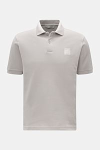 Stone Island Poloshirt 'Ghost Piece' grau, Slim Fit aus reiner Baumwolle, Piqué mit tonalem Weblabel, Polokragen, 2-Knopf-Leiste, Vorderansicht.