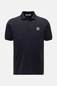Stone Island Poloshirt navy aus Baumwoll-Piqué, Slim Fit, mit Polokragen, glatter Knopfleiste, Weblabel und seitlichen Saumschlitzen, frontal fotografiert.