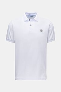 Stone Island Poloshirt weiß, frontale Ansicht, aus Baumwoll-Piqué, Slim Fit, mit Polokragen, glatter Knopfleiste, Weblabel und flexiblen Ärmelbündchen.
