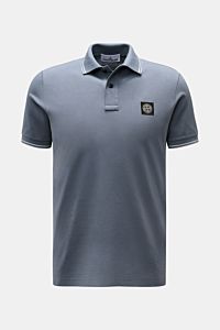 Front view of Stone Island Poloshirt graublau, a modern slim fit piqué polo in elastic cotton with narrow contrast stripes, soft touch, typical collar, button placket, elastic cuffs, short side slits, and Stone Island logo patch.