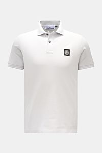 Stone Island Poloshirt sand, frontale Nahaufnahme, modernes Piqué aus elastischer Baumwolle, Slim Fit, Polokragen, Knopfleiste, Weblabel, kurze Ärmel.