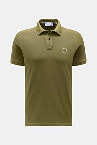 Stone Island Poloshirt oliv, sportives Baumwoll-Piqué, Slim Fit, Polokragen, Zwei-Knopf-Leiste, Weblabel, flexible Ärmel, Saumschlitze, frontale Ansicht.