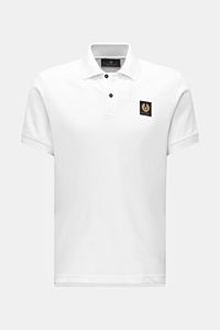 Belstaff Poloshirt weiß, Vorderansicht, Slim Fit, Piqué aus reiner Baumwolle, strukturierter Griff, klassischer Polokragen, Zwei-Knopf-Leiste, BELSTAFF-Weblabel auf der Brust, seitliche Saumschlitze, leicht verlängerte Rückseite.