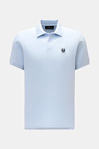 Front view of Belstaff Poloshirt hellblau, made of pure cotton piqué with a lightly textured feel, slim fit, two-button placket, classic polo collar, BELSTAFF woven label on chest, side hem slits, and slightly extended back.