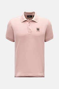 Belstaff Poloshirt altrosa, frontal fotografiert, Slim Fit, Piqué aus reiner Baumwolle, leicht strukturierter Griff, klassische Zwei-Knopf-Leiste, Polokragen, BELSTAFF-Weblabel auf der Brust, seitliche Saumschlitze, leicht verlängerte Rückseite.