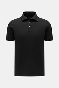 Fedeli Poloshirt 'North' schwarz, frontal fotografiert, aus weichem Baumwoll-Piqué, Slim Fit, garment dyed, mit Polokragen und Perlmuttknöpfen.