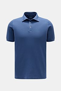 Fedeli Poloshirt 'North' dunkelblau shown from front, clean dark blue cotton piqué polo with slim fit, pearl buttons, garment dyed.

Quiet Luxury: Das cleane Poloshirt 'North' aus hochwertigem Baumwoll-Piqué von FEDELI kommt ganz ohne Logos aus und wur