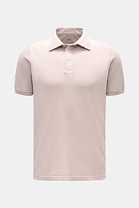 Fedeli Poloshirt 'North' beige shown from the front, slim fit cotton piqué polo with soft touch, garment dyed, typical collar, three mother-of-pearl buttons, side slits, and slightly longer back. Quiet Luxury: Das cleane Poloshirt 'North' aus hochwertigem