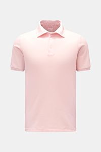 Fedeli Poloshirt 'North' rosé, Slim Fit, aus weichem Baumwoll-Piqué, garment dyed, Polokragen, Perlmuttknöpfe, frontale Nahaufnahme.
