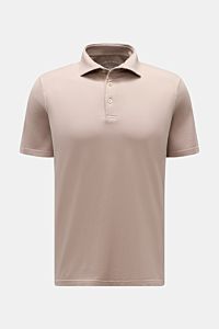 Fedeli Jersey-Poloshirt 'Zero' taupe, frontale Nahaufnahme, Slim Fit, Haifisch-Kragen, drei Perlmuttknöpfe, reine Bio-Baumwolle, garment dyed, seitliche Saumschlitze.