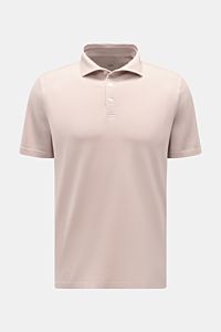Fedeli Jersey-Poloshirt 'Zero' beige, frontale Nahaufnahme, Slim Fit, Haifisch-Kragen, drei Perlmuttknöpfe, Bio-Baumwolle, garment dyed, seitliche Saumschlitze.