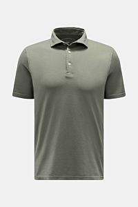 Fedeli Jersey-Poloshirt 'Zero' graugrün, Slim Fit, aus Bio-Baumwolle, haifisch-Kragen, Perlmuttknöpfe, frontale Perspektive.