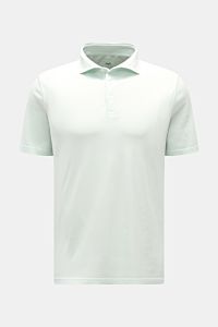 Fedeli Jersey-Poloshirt 'Zero' mintgrün, Slim Fit, aus reiner Bio-Baumwolle, Haifisch-Kragen, Perlmuttknöpfe, frontale Nahaufnahme.