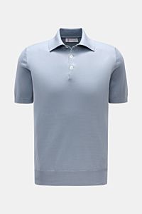 Front view of Brunello Cucinelli Kurzarm-Strickpolo rauchblau, a slim fit short-sleeve polo made of soft pure cotton knit with fine texture, classic collar, three-button placket, and flexible ribbed cuffs. Luxuriöse Alltags-Looks profitieren von der le
