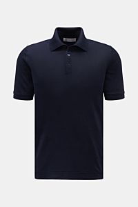Front view of Brunello Cucinelli Kurzarm-Strickpolo dunkelblau, a slim fit dark blue short-sleeve knit polo with typical collar and three mother-of-pearl buttons.

Mit seinem luftigen Mix aus Leinen und Baumwolle bietet dieses stilvolle Strickpolo von 