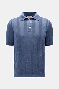 Brunello Cucinelli Kurzarm-Strickpolo rauchblau meliert, front view, soft linen-cotton blend with stripe knit, regular fit, classic collar, narrow contrast edges. Elegantes Highlight in der Frühlings- und Sommersaison: Das luxuriöse Strickpolo von BRUN