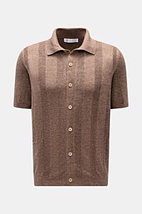 Brunello Cucinelli Kurzarm-Strickhemd graubraun meliert, mittelfeines Streifen-Strickmuster, Regular Fit, Knopfleiste, Umlegekragen, Frontperspektive.