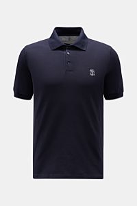 Brunello Cucinelli Poloshirt graublau shown from the front, timeless slim fit polo in pure cotton piqué with subtle logo, classic collar, three-button placket, ribbed cuffs with contrast edge, and short side slits. Cleanes Essential erster Wahl: Liebhaber