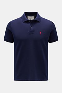 Ami Paris Poloshirt navy in Frontansicht, Slim Fit Piqué aus Baumwolle mit rotem A-Stitching, Polokragen und Zwei-Knopf-Leiste.