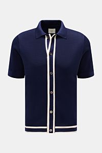 Front view of Ché Kurzarm-Strickhemd 'Jorge' navy, a slim fit knitted short-sleeve shirt with a collar, pearl-effect buttons, wide white contrast stripes, and a straight hem.

Additional description: Ob offen über einem T-Shirt oder geschlossen getrage