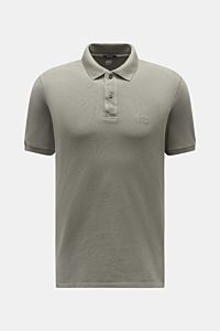 C.P. Company Poloshirt grau, frontale Ansicht, Slim Fit aus Baumwoll-Piqué mit klassischem Kragen, zwei Knöpfen, Brustlogo und elastischen Ärmeln.