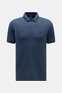C.P. Company Poloshirt dunkelblau, frontal fotografiert, aus reiner Baumwoll-Piqué, Slim Fit, klassischer Kragen, zwei Knöpfe, kleines Weblabel.