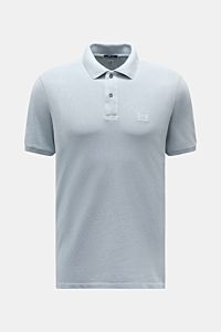 C.P. Company Poloshirt rauchblau, frontale Ansicht, Slim Fit, Baumwoll-Piqué, klassischer Kragen, Pigment-Dye, dezentes Brust-Label, elastische Bündchen.