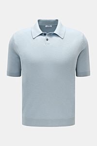 Front view of Iris von Arnim Kurzarm-Strickpolo 'Pavion' hellblau, a light blue short-sleeve knit polo with a classic collar and two-button placket. Luxuriöser Allrounder: Das edle Strickpolo von IRIS VON ARNIM verbindet Exklusivität mit unvergleichlichem