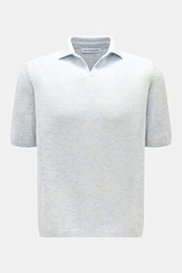 Front view of Iris von Arnim Kurzarm-Strickpolo 'Ameca' pastellblau meliert, a short-sleeve knit polo made of cashmere and silk blend, soft touch, regular fit with classic polo collar, luxurious and versatile.