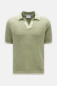 Percival Kurzarm-Strickpolo 'Casa Martini' salbei, frontal fotografiert, luftiges Baumwoll-Strickpolo, Slim Fit, Kontrastkanten, Polokragen, Rippbündchen.