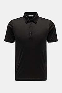 Front view of Stefan Brandt Jersey-Poloshirt 'Luca' schwarz, made from soft organic Pima cotton jersey with stretch, slim fit, tailored collar, three-button placket, short side slits, and slightly extended back. Das exklusive Jersey-Poloshirt von STEFA