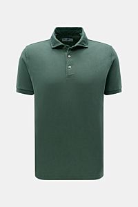 Della Ciana Poloshirt dunkelgrün, frontale Nahaufnahme, reine Baumwolle, Piqué-Struktur, Regular Fit, Dreiknopf-Leiste, elastische Ärmelbündchen, Saumschlitze, garment dyed.