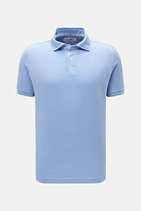 Della Ciana Poloshirt hellblau, frontale Nahaufnahme, reine Baumwolle, feine Piqué-Struktur, weicher Griff, garment dyed, Regular Fit, Polokragen, Drei-Knopf-Leiste, elastische Ärmelbündchen, seitliche Saumschlitze.