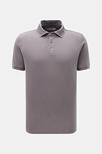 Della Ciana Poloshirt grau, frontale Nahaufnahme, reine Baumwolle, feine Piqué-Struktur, Regular Fit, Drei-Knopf-Leiste, elastische Ärmelbündchen.