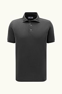 Della Ciana Poloshirt dunkelgrau, frontal fotografiert, stückgefärbt aus reiner Baumwolle mit feiner Piqué-Struktur, Regular Fit, Polokragen, Drei-Knopf-Leiste, elastischen Ärmelbündchen und seitlichen Saumschlitzen.