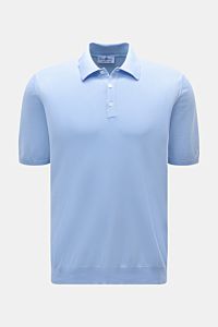 Front view of Della Ciana Kurzarm-Strickpolo hellblau, a slim fit, soft cotton knit polo with a tailored collar, three-button placket, and narrow ribbed cuffs.

Description: Lässige Alternative zum T-Shirt: Mit diesem gestrickten Polo von DELLA CIANA a